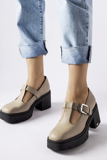 Sandfarbene Halbschuhe Karino