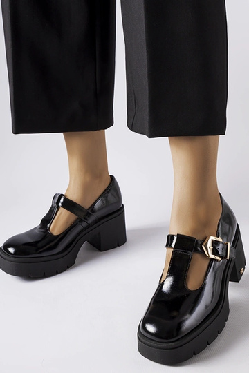 Schwarze lackierte Halbschuhe mit Schnallen, Karino