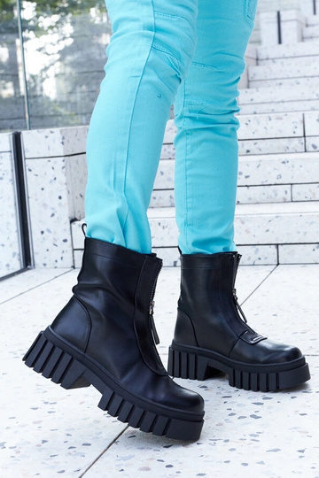 Bottines noires isolées...