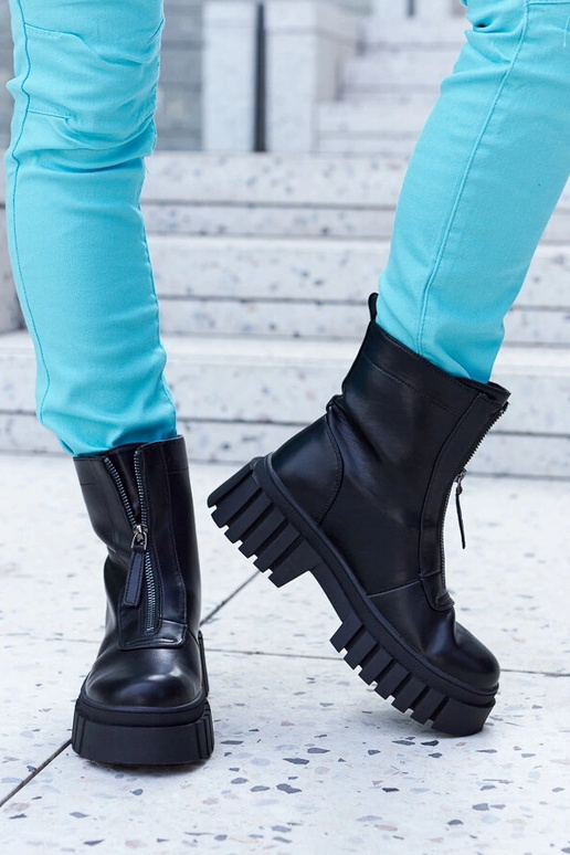 Bottines noires isolées avec...