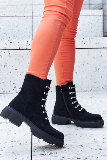 Schwarze Knöchel-Stiefel mit Zirkonia, isoliert aus Kunstwildleder Sfaranda