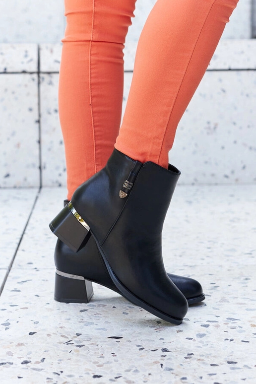 Bottines noires à talon en cuir...