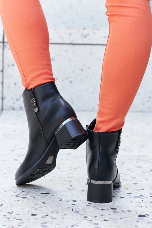 Schwarze Stiefeletten aus Ökoleder...