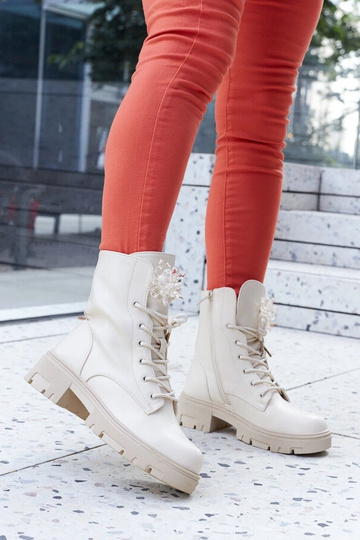 Beige Stiefeletten mit Zierperlen Accadia