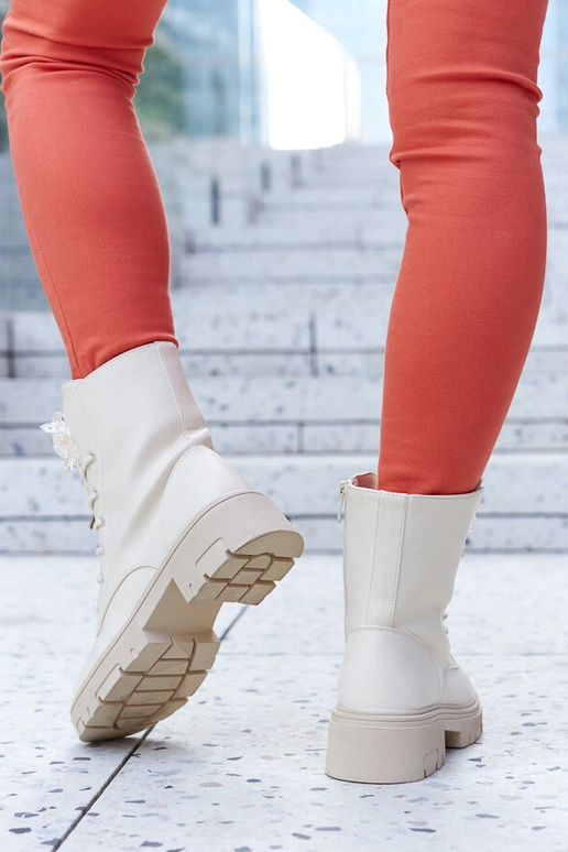 Beige Stiefeletten mit Zierperlen...