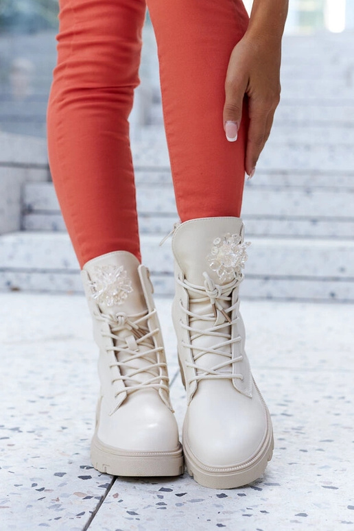 Beige Stiefeletten mit Zierperlen...