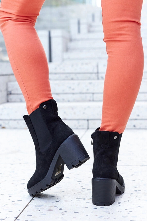 Bottes isolées noires en daim...