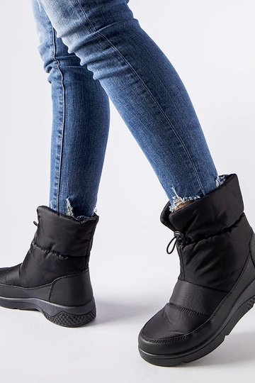 Bottes de neige isolées...