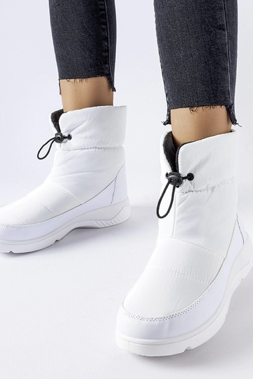 Bottes de neige isolées...