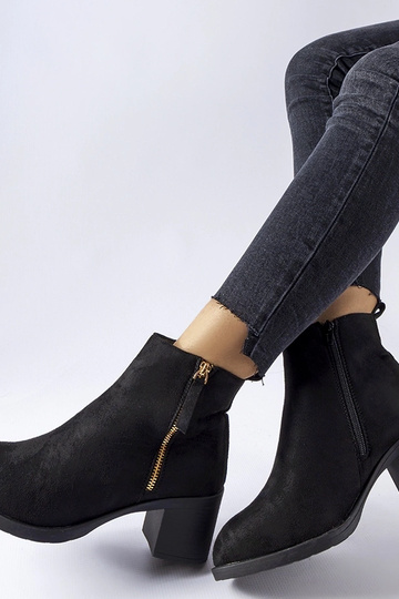 Schwarze isolierte Stiefel...