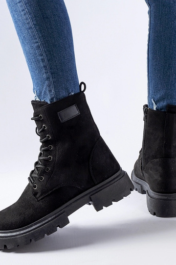 Bottes noires isolées,... 2