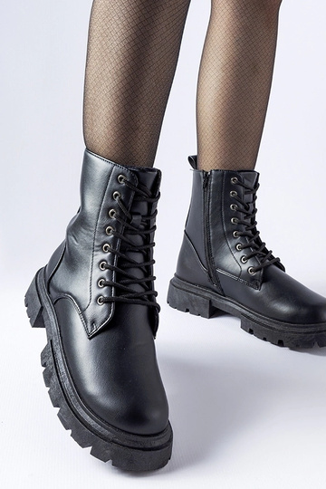 Schwarze isolierte Stiefel...