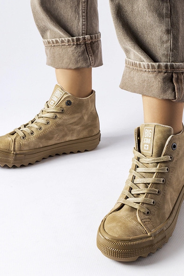 Beige isolerede sneakers...