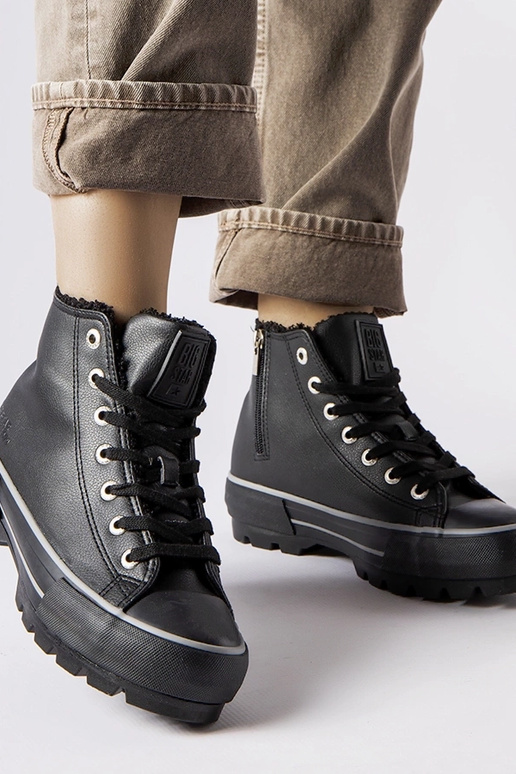 Schwarze isolierte Sneakers Big Star...