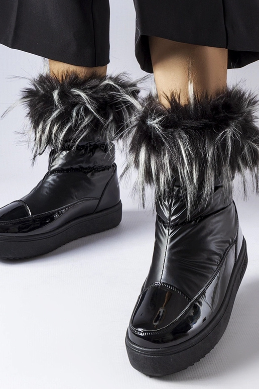 Schwarze isolierte Schneestiefel...