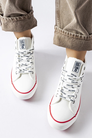 Baskets isolées blanches... 2