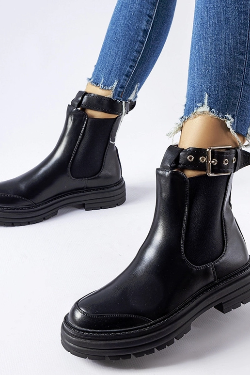 Bottines noires à fermoir décoratif...
