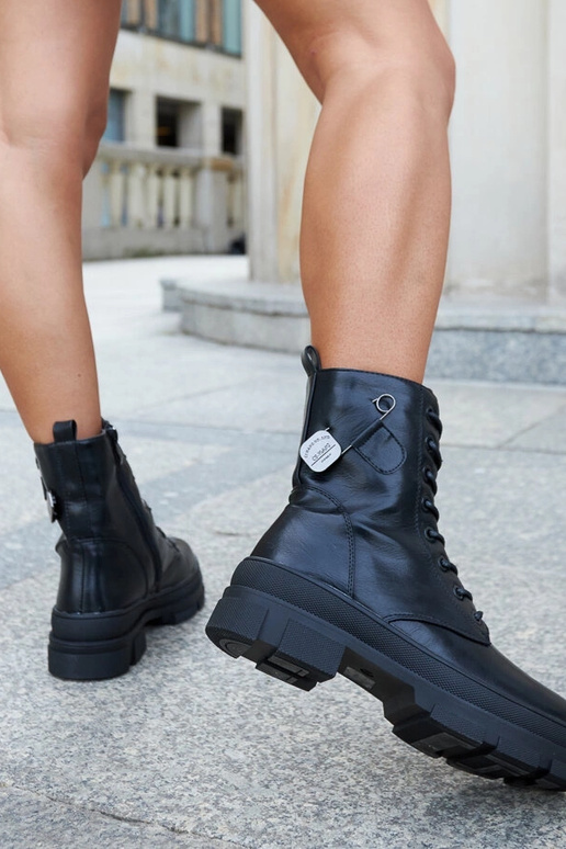 Schwarze isolierte Stiefel mit einer...