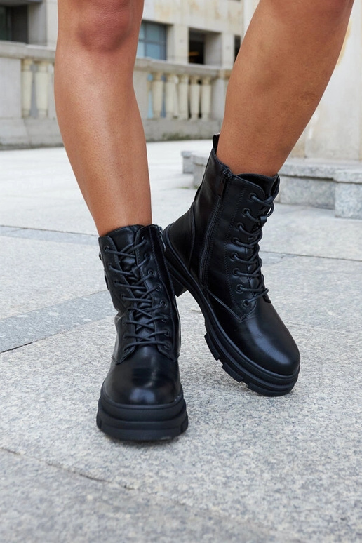 Schwarze isolierte Stiefel mit einer...