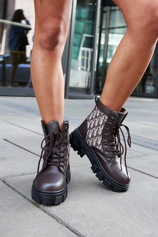 Braune Stiefeletten mit dekorativem...