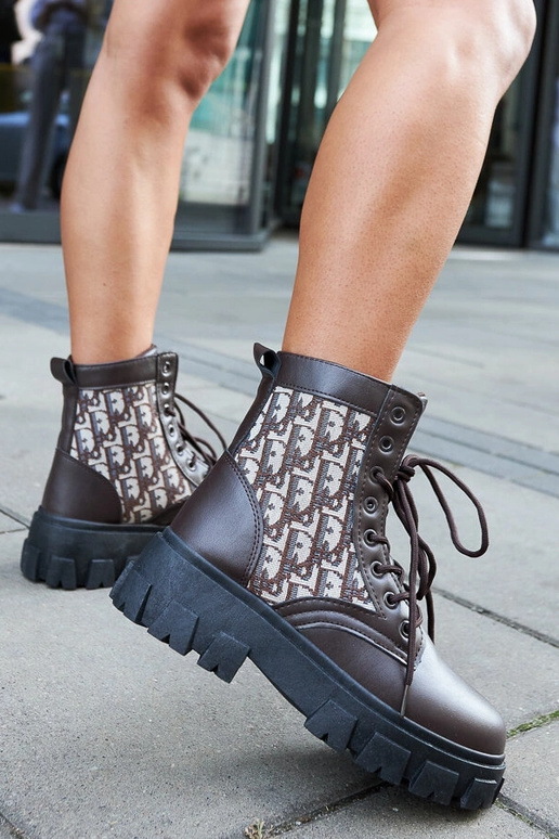 Brune ankelstøvler med dekorativt...