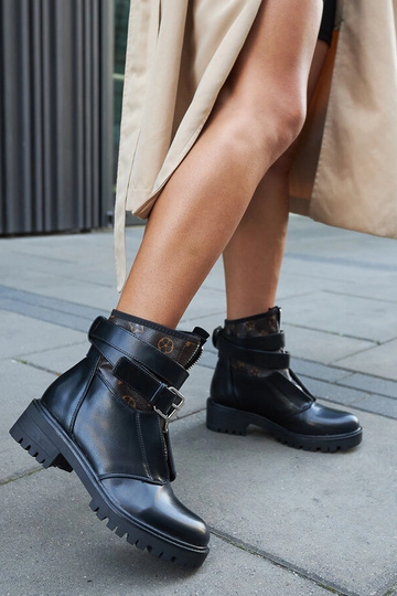 Sorte ankelstøvler med...