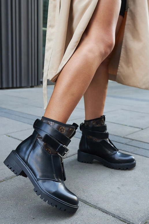 Sorte ankelstøvler med dekorativ rem...