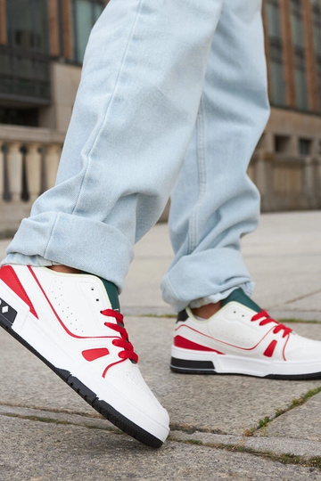Chaussures Archie rouges et blanches avec languette verte