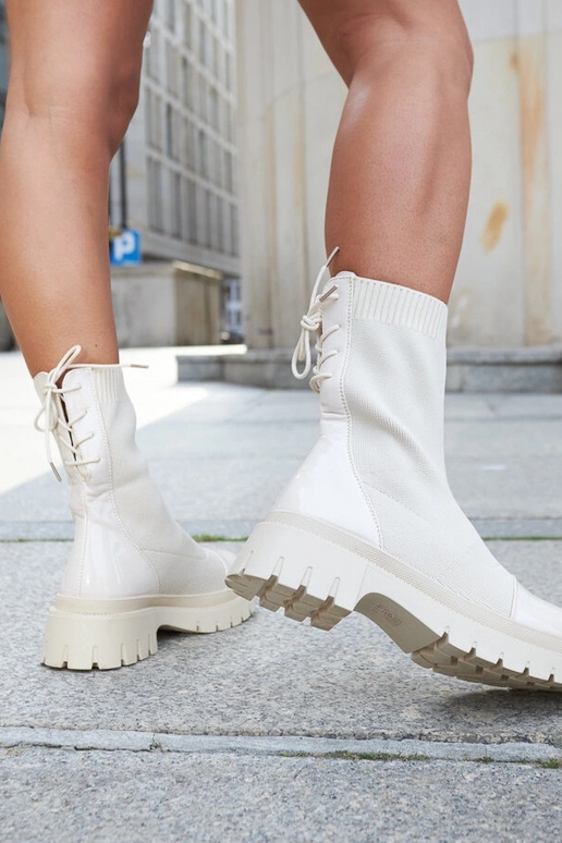 Bottines en cuir verni beige Albertina