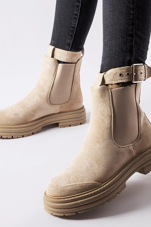 Bottines beiges à fermoir décoratif...