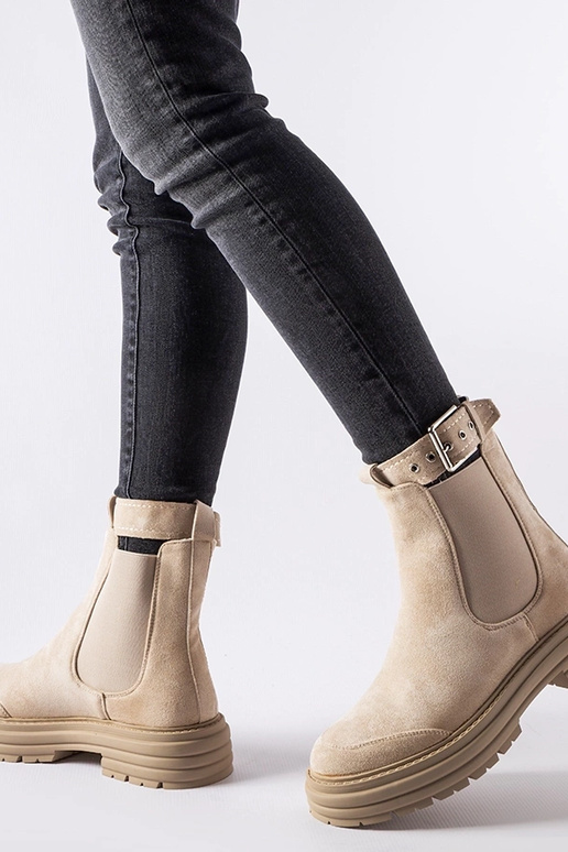 Bottines beiges à fermoir décoratif...