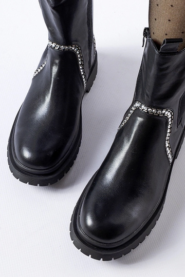 Bottines noires ornées de... 2