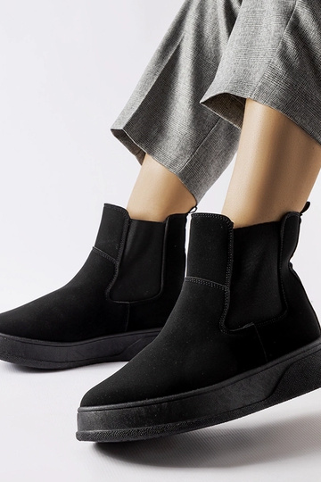 Schwarze Stiefel auf... 2