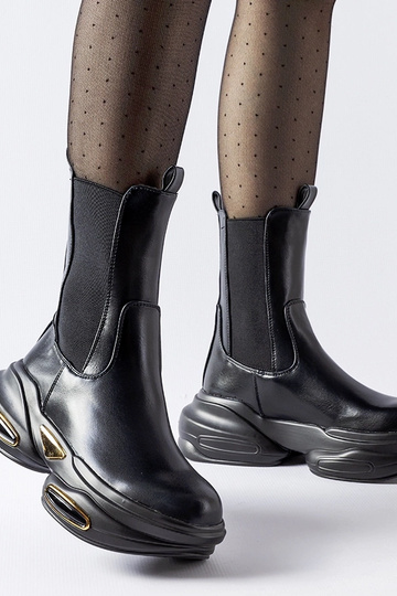 Schwarze Slip-On-Stiefel...