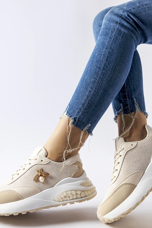 Beige og hvide sneakers med dekorativ...
