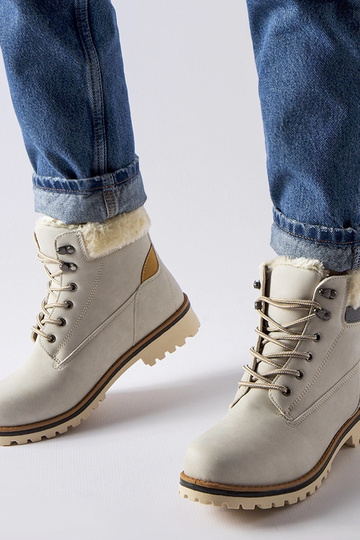 Graue isolierte Stiefel...