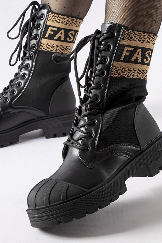 Bottines noires avec lettrage marron...