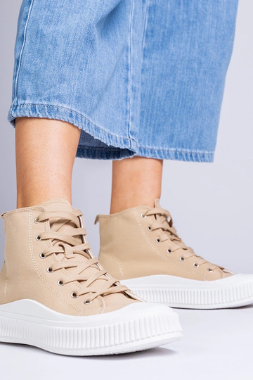 Donkerbeige schoenen op een...