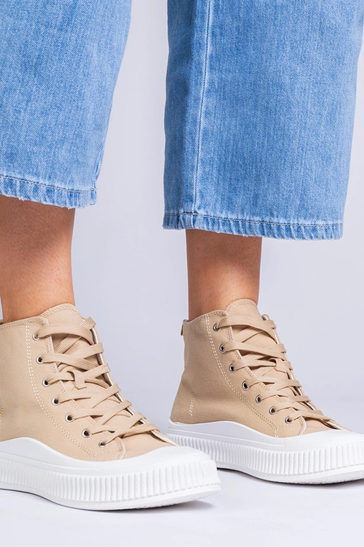 Dunkelsandfarbene Schuhe auf...