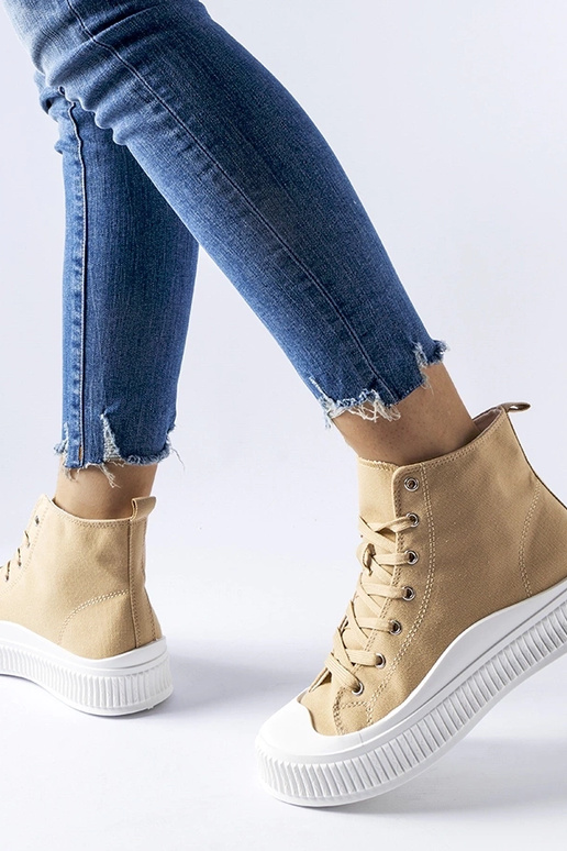 Donkerbeige schoenen op een platform,...