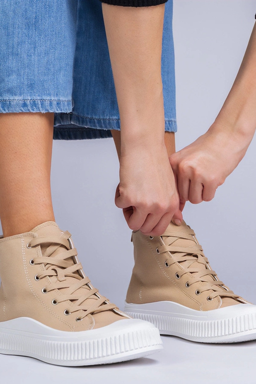 Donkerbeige schoenen op een platform,...