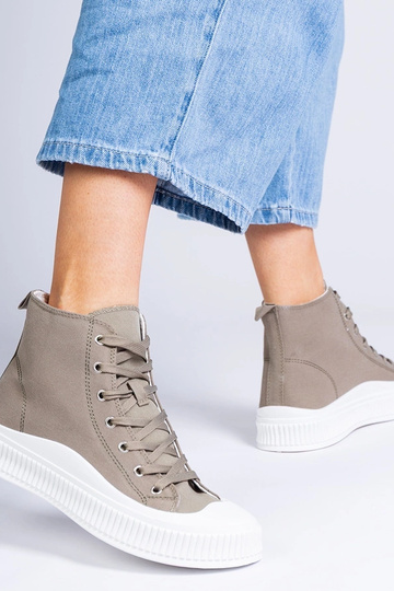 Groene hoge schoenen op een...