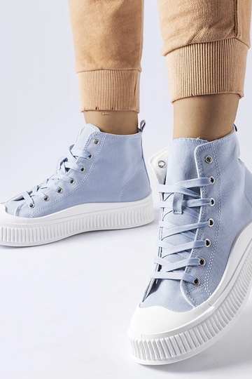 Blauwe schoenen op een...