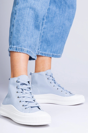 Blauwe schoenen op een... 2