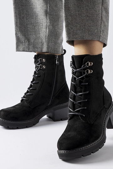 Schwarze Schnürstiefeletten...