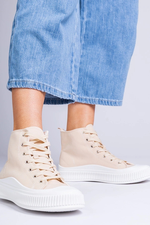 Beige schoenen op een platform,...