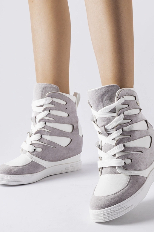 Baskets blanches et grises sur... Baskets blanches et grises sur...