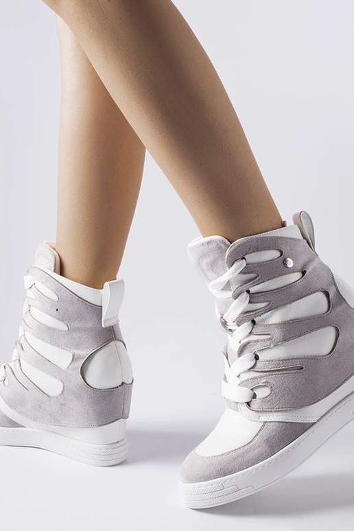 Wit-grijze sportschoenen op een... Wit-grijze sportschoenen op een...