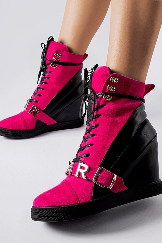 Roze-zwarte sportschoenen op een...