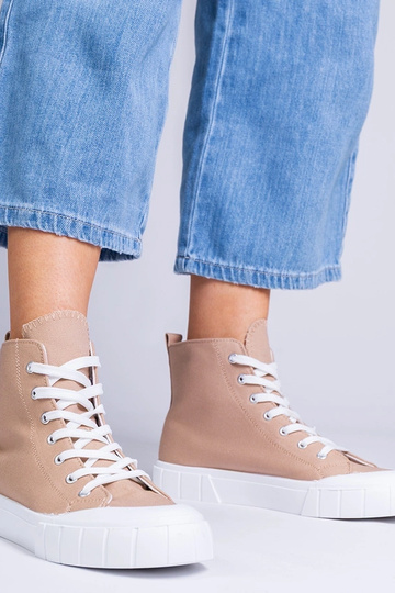 Bruine schoenen boven de...